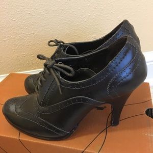 Nicole laceup Oxford pump brown